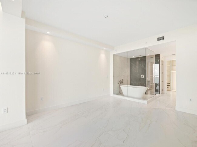 Building Photo - 700 NE 24th St