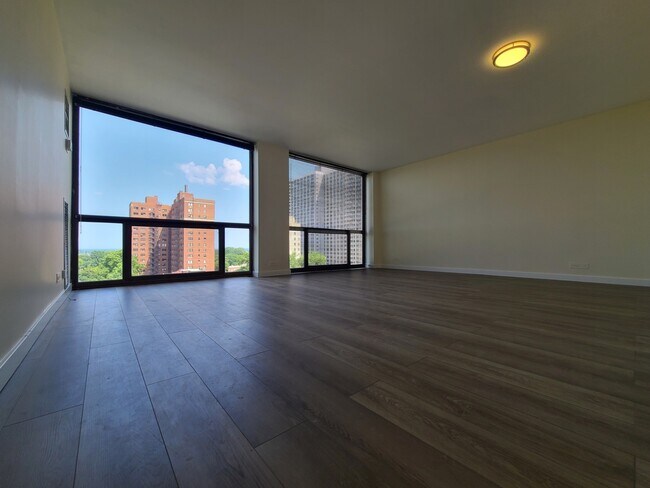 Building Photo - 4343 N Clarendon Ave