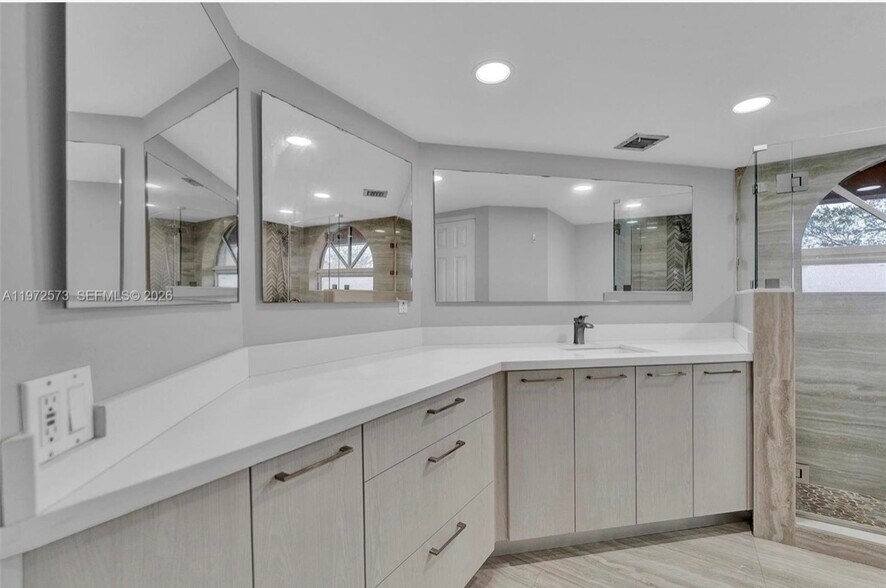 Building Photo - 15575 Miami Lakeway N