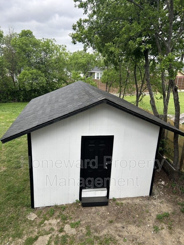 Building Photo - 407 N Justin Ave