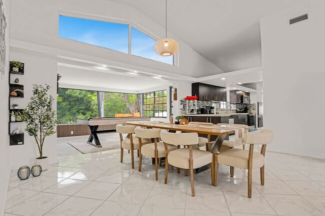 Building Photo - 20140 NE 25th Ct