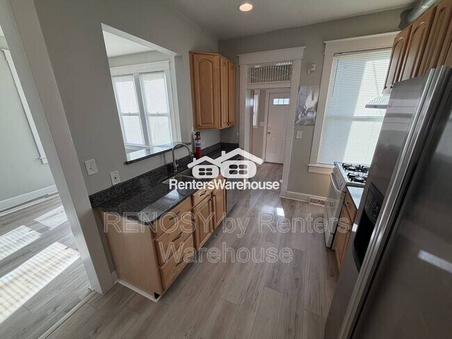 Building Photo - 400 Lyndhurst St