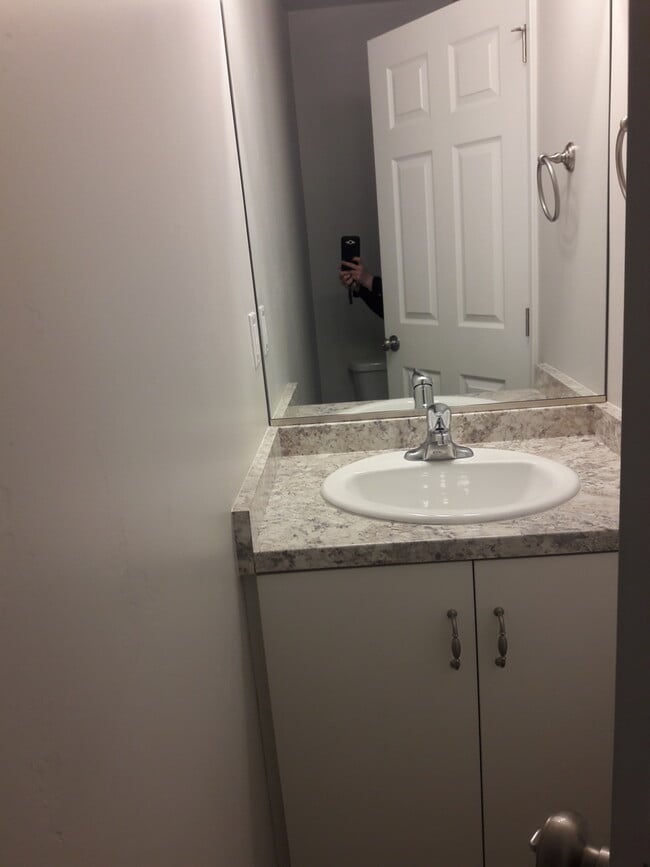 Building Photo - Move-In Discount --3 bed 2.5 bath - Newer townhome in the heart of Cedar City