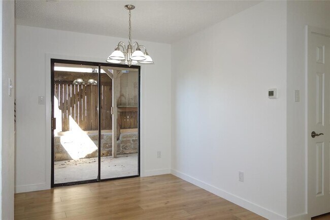 Building Photo - 1106 August Dr