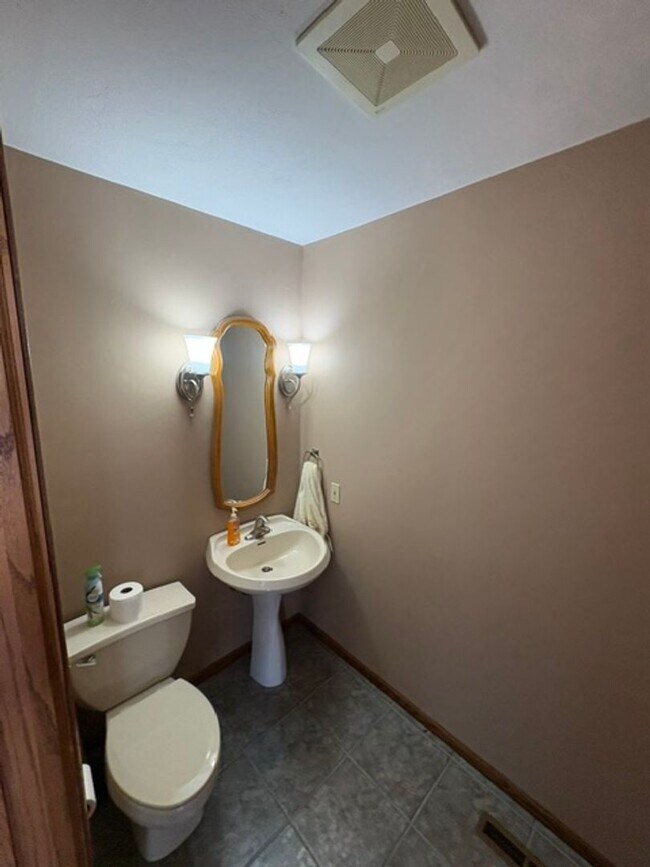 Building Photo - Single Family Home in Germantown Hills with Pool 3 BR / 4BA