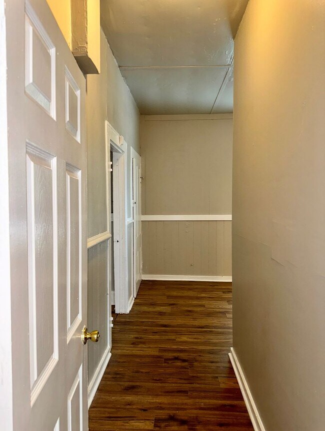 Building Photo - 2 Bedroom Cottage with Charm!