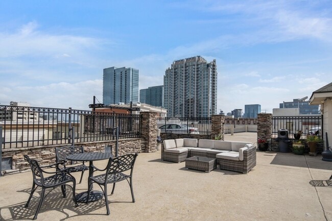 Building Photo - Penthouse-level 1 bed / 1 bath Condo at Bristol on Broadway