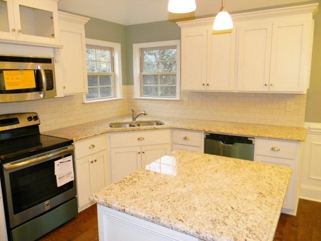 Building Photo - Modern 4BR Home with Open Layout, Granite Counters & Community Pool Access