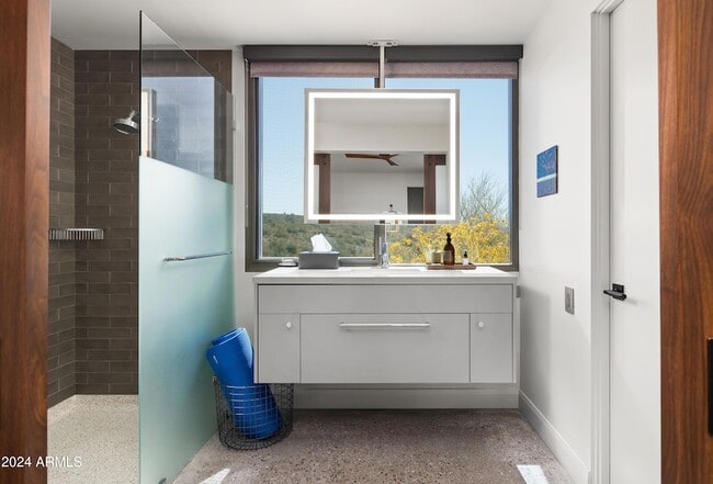 Building Photo - 15212 N Sandy Blf Rd