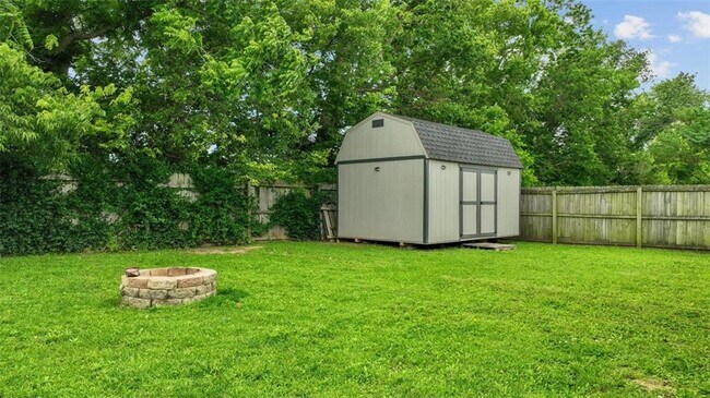 Building Photo - 905 SW Arrowhead Dr