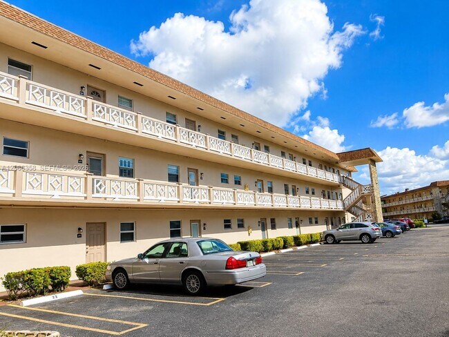 Building Photo - 5181 W Oakland Park Blvd