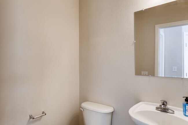 Building Photo - Beautiful 3 bedroom, 2.5 bath 2 story home!