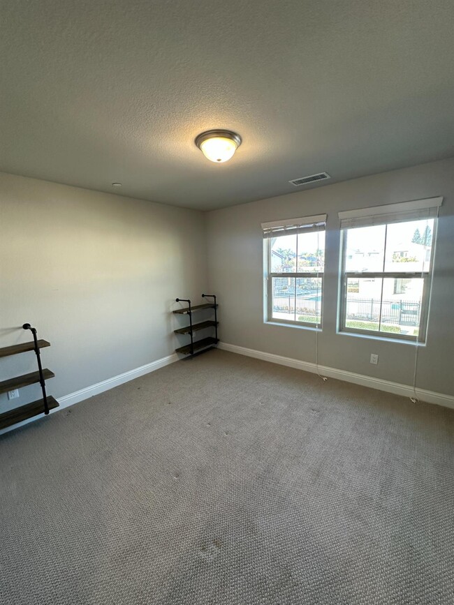 Building Photo - 1325 E Via Viola Way