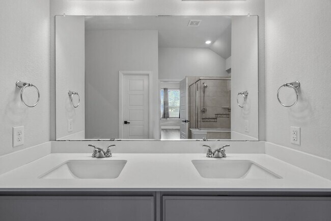 Building Photo - 1440 Lakeview Dr