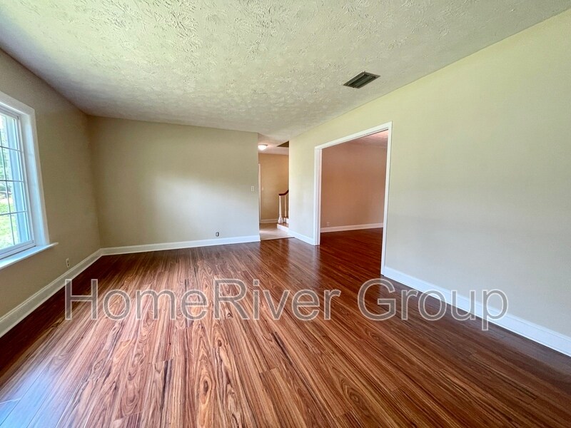 Building Photo - 2105 W Country Club Dr