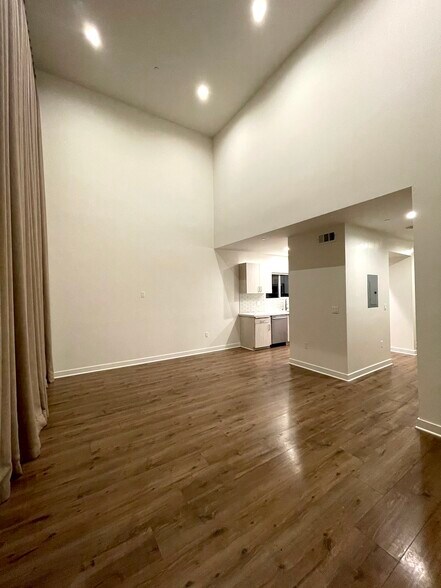 Building Photo - 6143 Fountain Ave