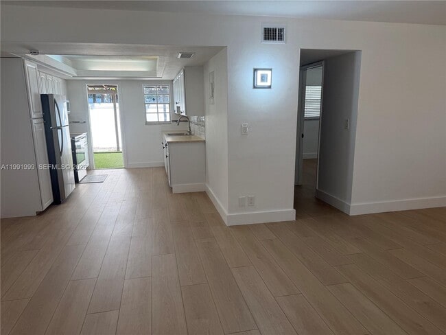 Building Photo - 1425 NE 56th St