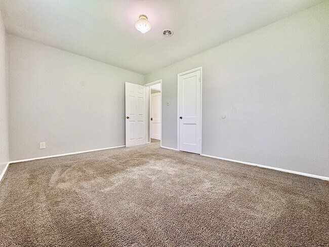 Building Photo - 411-413 s 28th