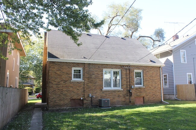 Building Photo - 1018 S Evergreen Ave