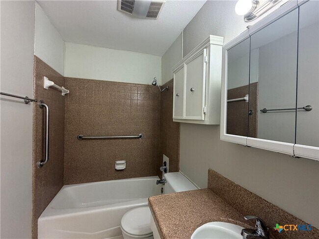 Building Photo - 111 Lancelot St