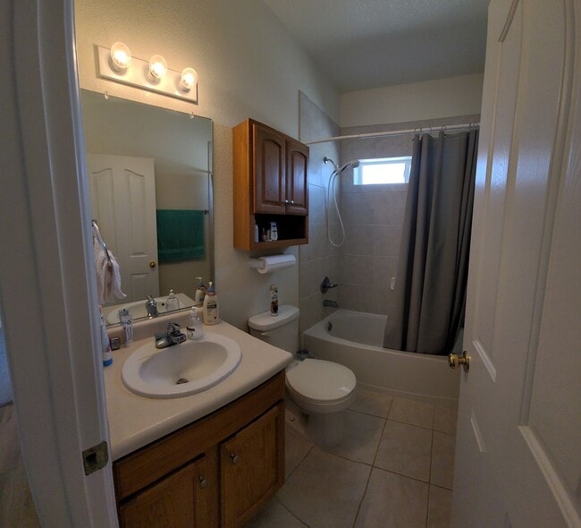 Building Photo - Beautiful 3 bed 2.5 bath home located in the Las Colinas Area!