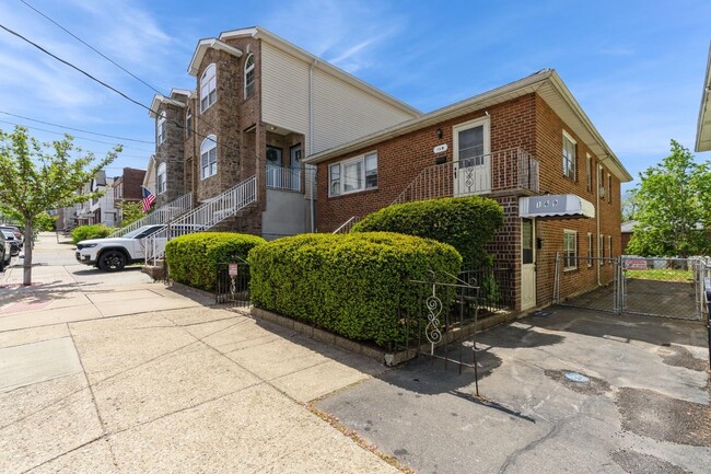 Primary Photo - 169 McAdoo Ave