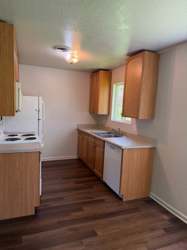 Building Photo - AVAILABLE NOW!! Adorable Unit Near Downtown Sonora! Newly Painted Throughout!