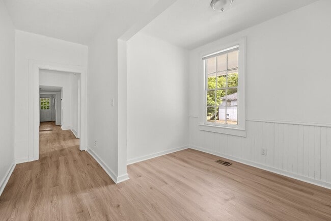 Building Photo - Charming 4 Bedroom, 2 Bathroom house