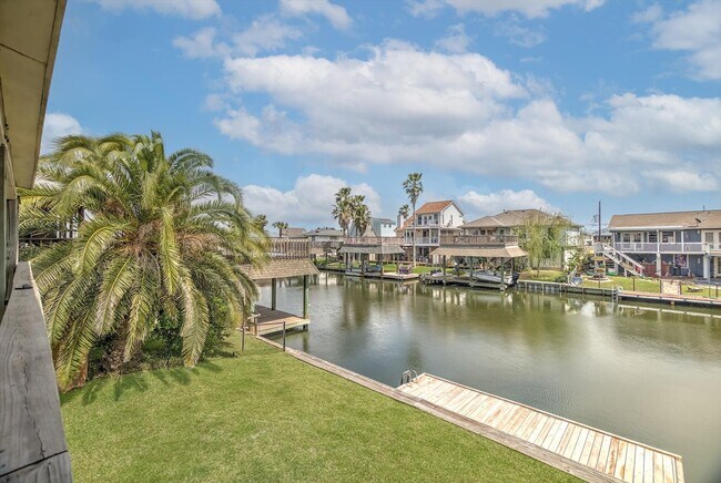 Building Photo - 505 Pompano St