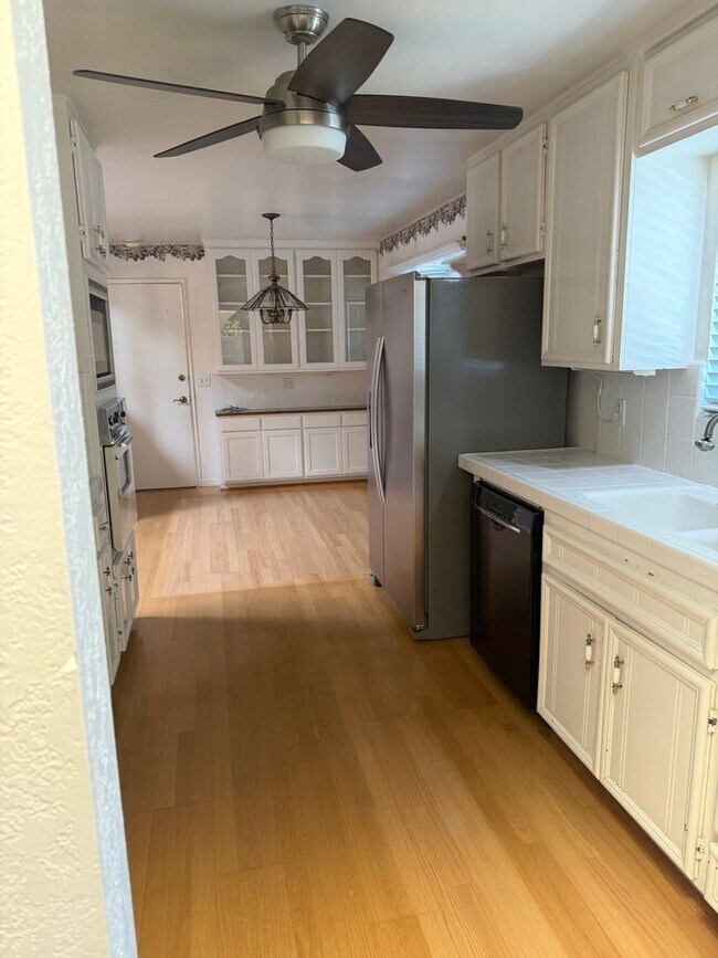 Building Photo - 3 Bedroom 2 bath with Rv Parking