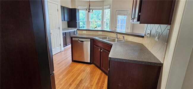 Building Photo - 647 Maple Grove Way