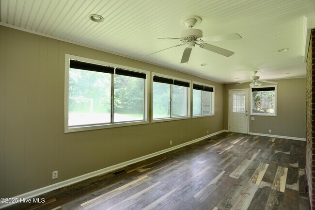 Building Photo - 202 Haldane Dr