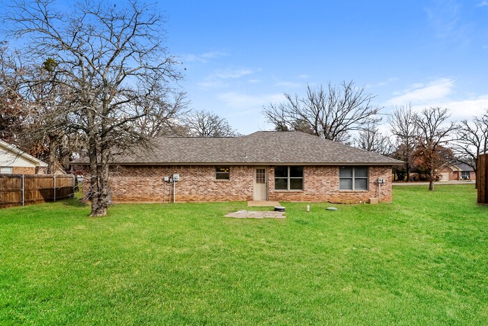 Building Photo - 413 Maplewood St