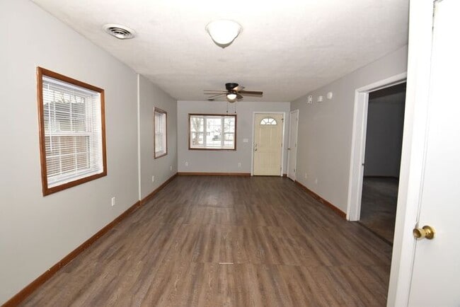 Building Photo - MIshawaka near Universities and shopping