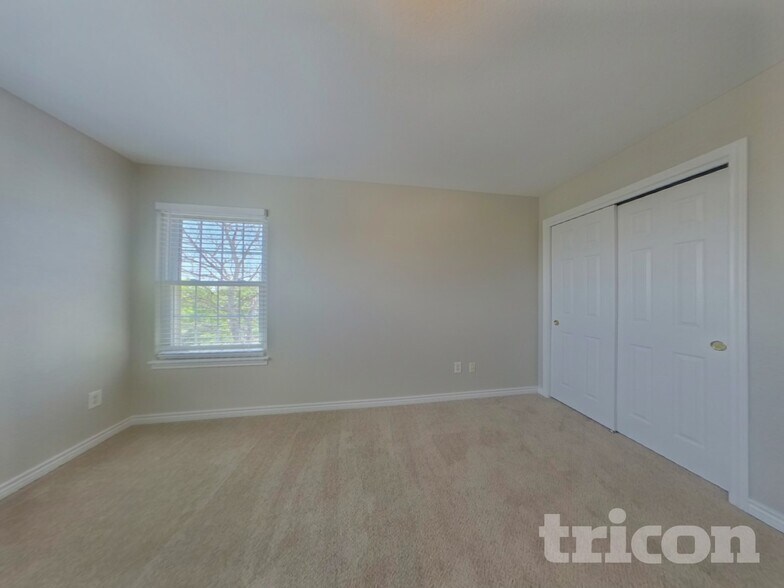 Building Photo - 385 Longspur Dr