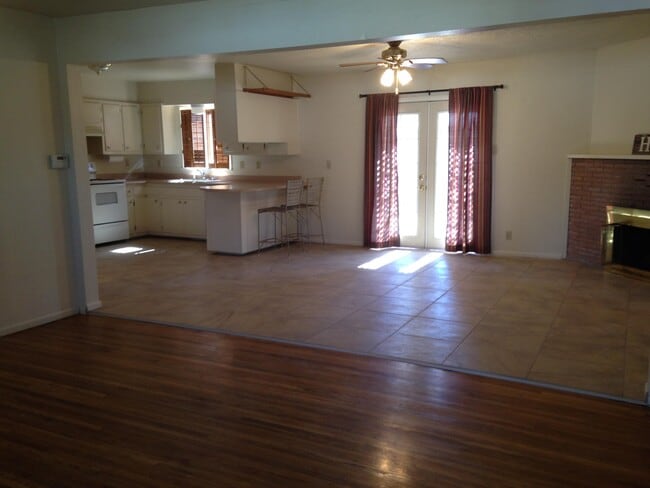 Building Photo - 9716 Chapala Dr NE