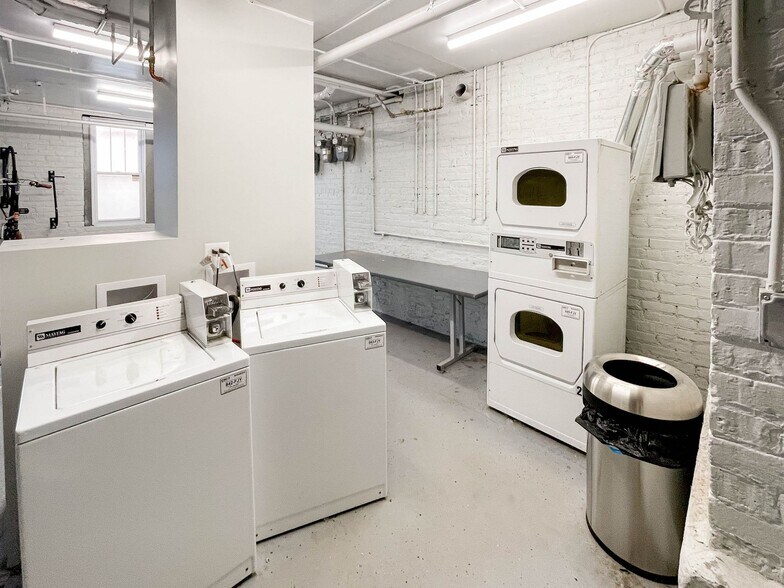 Building Photo - 2208 W Foster Ave