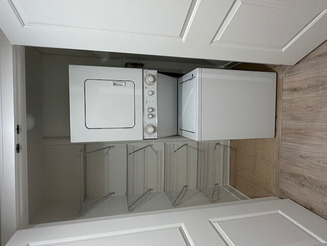 Building Photo - 1635 W Warren Blvd