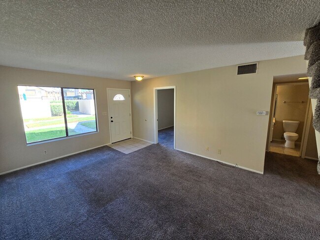 Building Photo - Fantastic 4 Bed, 3 Bath condo!