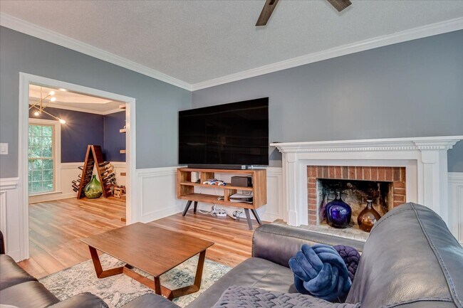 Building Photo - 4 bedroom 3 full bathroom home in heart of...