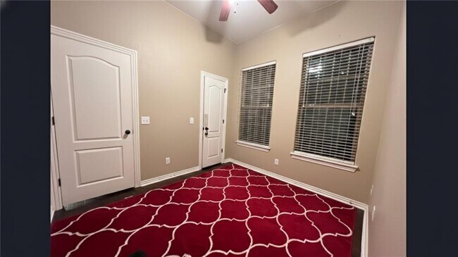 Building Photo - 402 SW Arch St