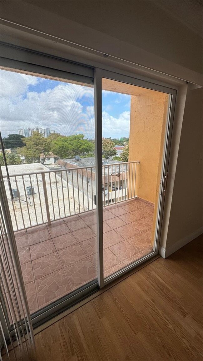 Building Photo - 2441 SW 31st Ave