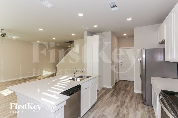 Building Photo - 325 Nima Ln