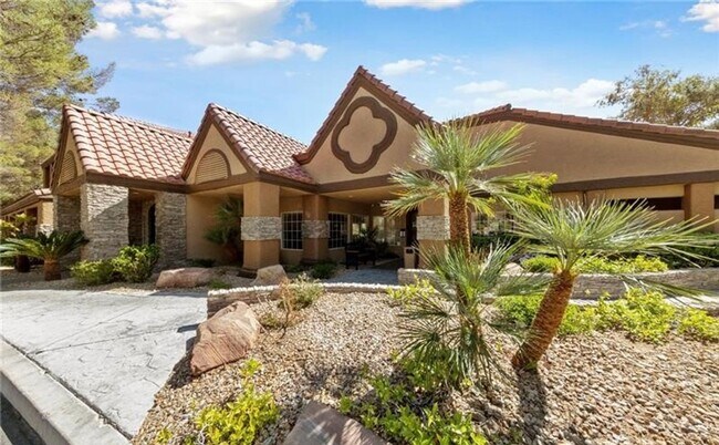 Building Photo - Upgraded 2 bedroom condo in guard gated co...