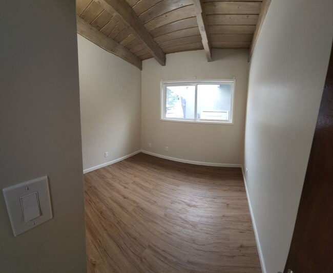 Building Photo - Large 5 Bedroom Home close to Poly Campus!!