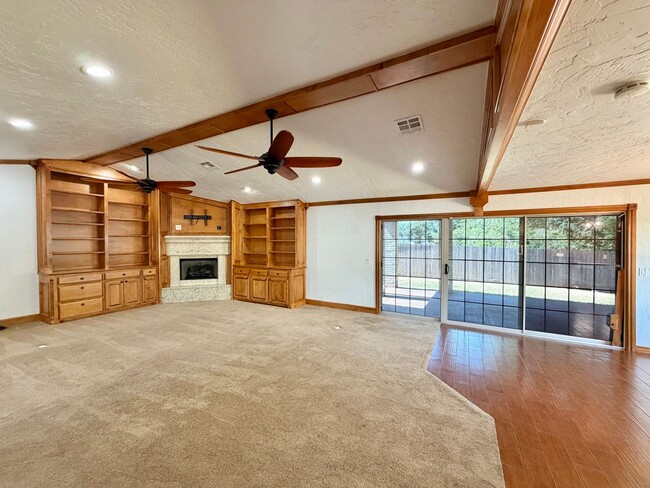 Building Photo - 6933 NW Eisenhower Dr