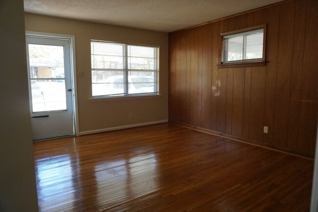 Building Photo - 77 Somerset Dr