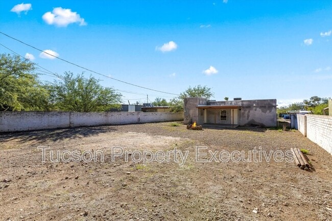 Building Photo - 227 E Waverly St