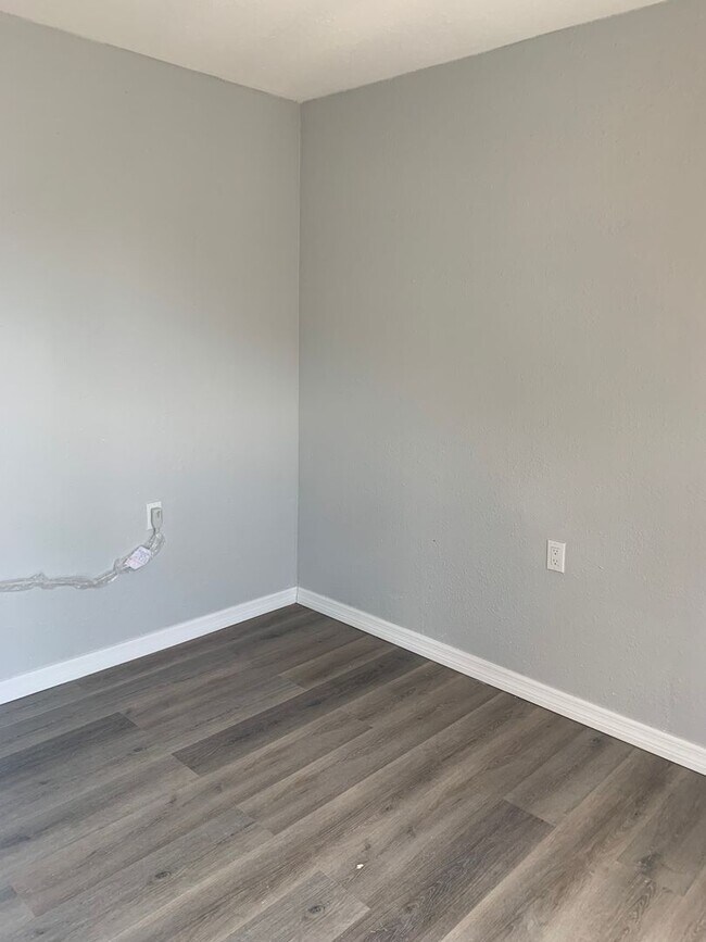 Building Photo - 2117 Mitchell Ct