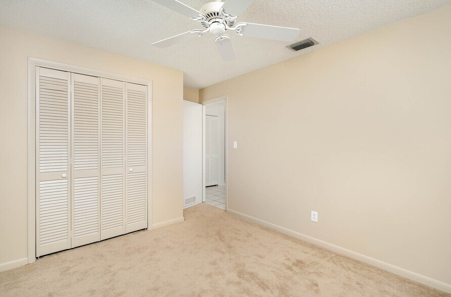 New carpet in all bedrooms! - 2908 Ivy St
